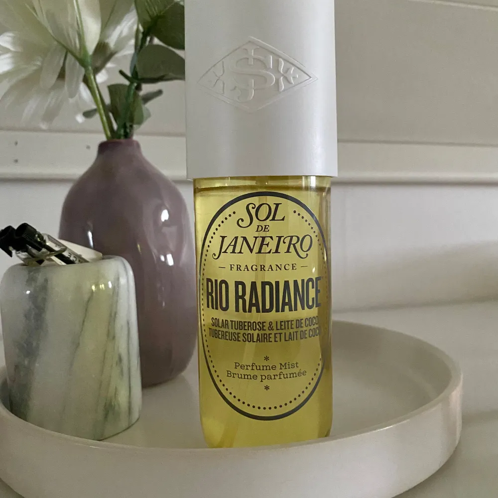 Sol de Janeiro body mist 240ml Rio Radiance Ny pris 299kr Säljer för 250kr Sparsamt använd💛. Skönhet.