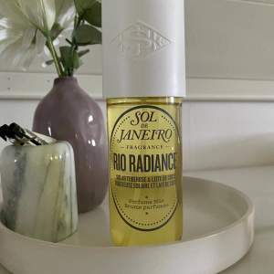 Sol de Janeiro body mist 240ml Rio Radiance Ny pris 299kr Säljer för 250kr Sparsamt använd💛