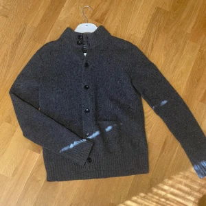 PEAK PERFORMANCE CARDIGAN/KOFTA - Säljer denna fin stickade cardiganen/koftan från Peak performance eftersom den inte kommer till användning, relativt ny eftersom den bara används ett fåtal gånger. Passar jättebra till hösten så passa på nu, kom jättegärna med frågor 👌🤗