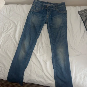 Lågmidjade jeans - Lågmidjade Jeans. Storlek 38 men ganska små i storleken 