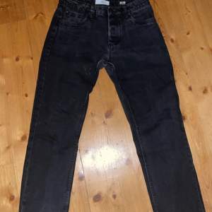 Tja, säljer nu ett par tvärfeta jeans. De har inte kommit till användning och är mycket bra skick. Det är en normal passform och storleken är 30/30