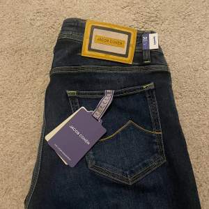 Jacob Cohen Jeans, storlek 32 i modellen Bard Slim (688). Helt nya, med tags och har nypris på 6000kr. Vi säljer dessa för 3400kr. Hör av er vid minsta fundering!