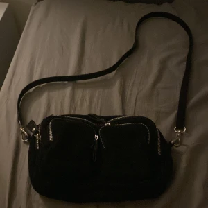 Gina väska - Säljer min gina väska för att den aldrig kommer till användning pris kan diskuteras och mer bilder kan skickas 🤍