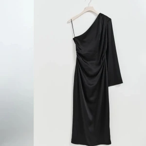 One shoulder satin dress - Satin klänning, aldrig använt, prislappen är kvar, precis som ny. Köpt för 499 säljer för 299