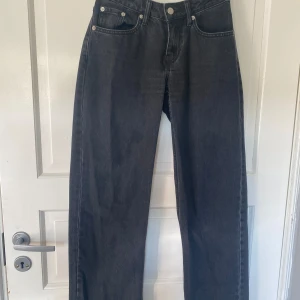 Svarta jeans från 157 - Säljer ett par super snygga svarta jeans från lager 157😍 jeansens är lågmidjade med dragkedja och knapp framtill. Så snygga men tyvärr för små för mig. Helt oanvända- bara provade🙌🏼💗