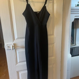 Byxdress  - Byxdress som passar många tillfällen, otroligt skön att ha på sig. Det har några trådar som sticker ut på ena sidan