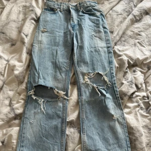 Jeans från Zara - Säljer dessa jeans från zara då dom blivit för små. Dom är lite urtvättade och väl använda men inga direkta skavanker! Nypris 400!💞