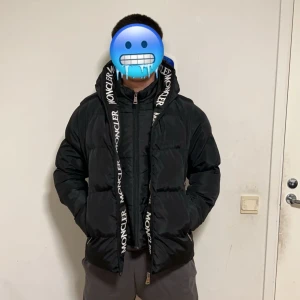 Moncler Jacka - Varm och skön moncler jacka vill inte ha den längre och pris kan diskuteras, om ni vill ha fler bilder skriv. Är öppen för byten