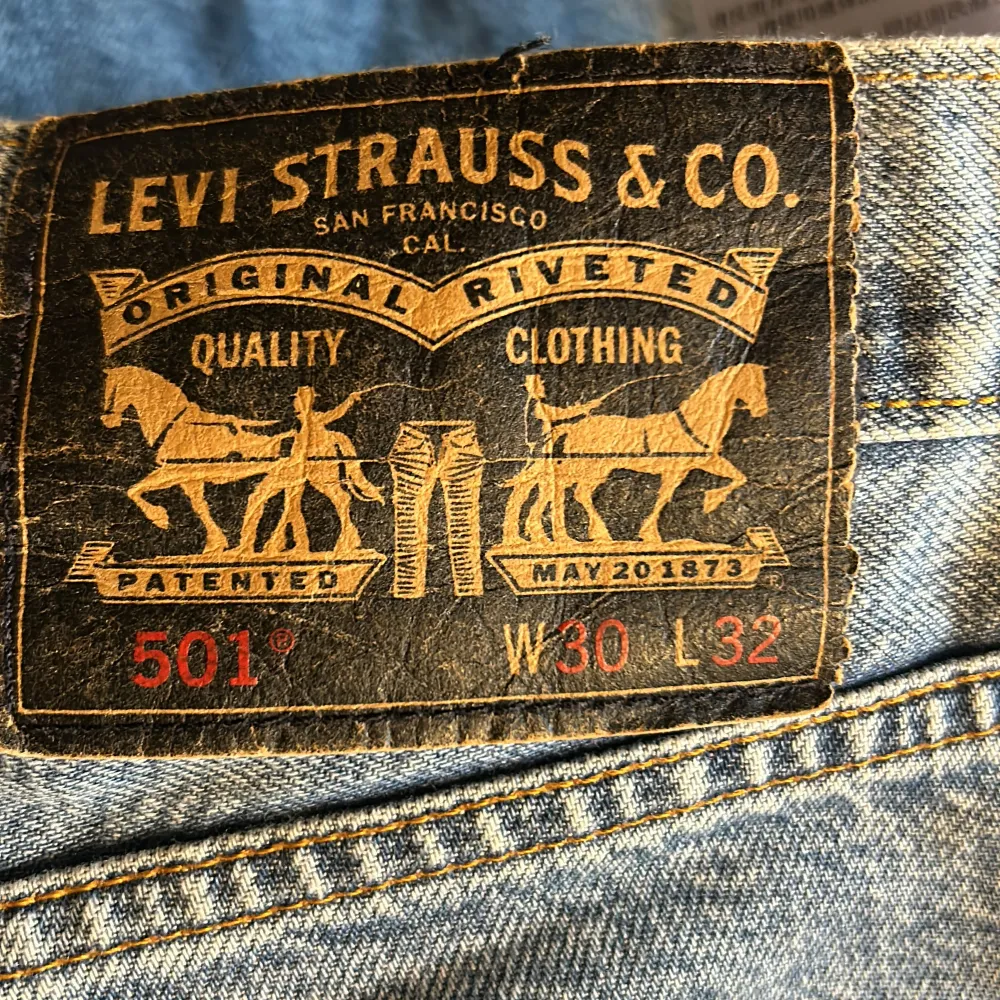 Säljer ett par klassiska Levi's 501 jeans i blå denim. De har en rak passform och bra skick. . Jeans & Byxor.