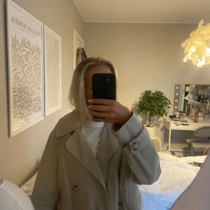 Trenchcoat  - Kort trenchcoat från monki i superfint skick! 