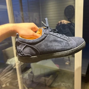 louboutin skor - Hej säljer dessa tvär feta Loubs🔥🔥eftersom dem börjar bli små kom priv för fler bilder kan inte garantera äkthet