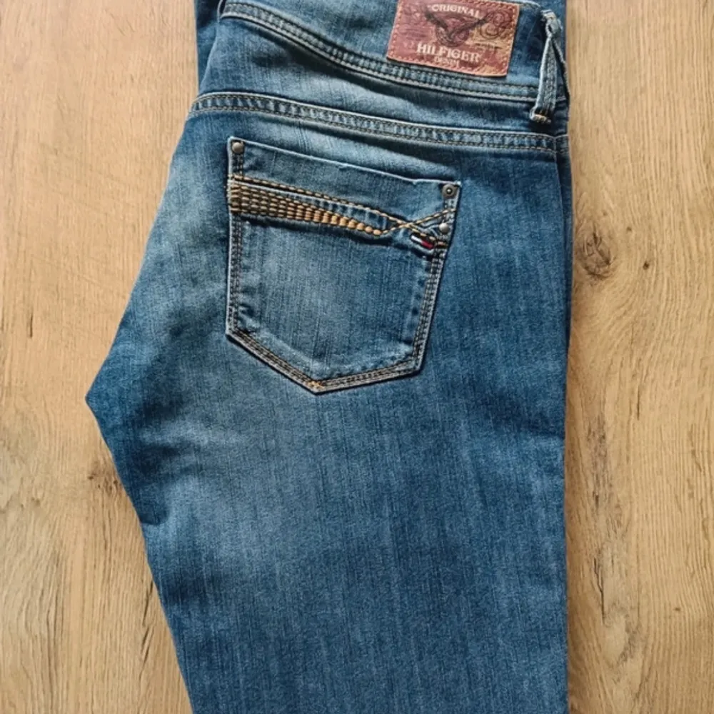 Skit snygga bootcut jeans lågmidjade ifrån Tommy Hilfiger. W32 L34 . Jeans & Byxor.