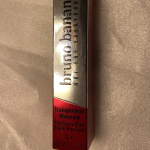 *NY*Bruno banani parfympenna 4g ”dangerous woman” - Ny oanvänd i förpackning  Produktbeskrivning Parfym för att ta med – Bruno Banani Dangerous Woman parfympenna är den perfekta följeslagaren på resan. Den solida koncentrerade parfymen i den praktiska pennformen är perfekt för att fräscha upp dig.