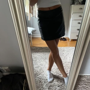 Skinn kjol  - Skinn/läder kjol från hm i st 38, men skulle även sägs passar 36! Har en kort dragkedja i bak. Säljer då den inte kommer till användning, i nyskick 