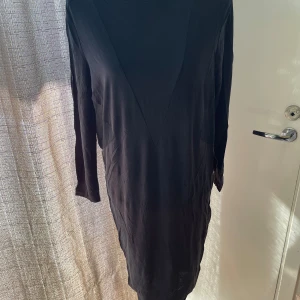 Klänning  - Snygg klänning från H&M i stl 36. Mörkblå.