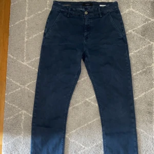 Replay hyperflex edlin  - Säljer nu dessa chinos liknande Replay hyperflex jeansen i någorlunda använt skick! Inga defekter på byxan men lite missfärgad på vissa ställen✅ Väldigt sköna och passar till finare kläder🫡 Skriv vid frågor eller ytterligare önskade bilder📸 Mvh John🍾