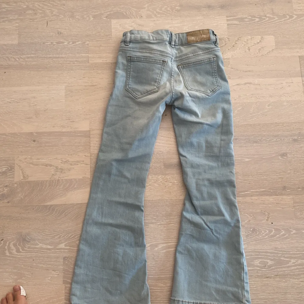 Ett par fina tjejjeans som är jeans märket detroit men köpta på Lindex. Dom här byxorna är utsvängda där nere och är storlek 128 7-8 år!. Jeans & Byxor.