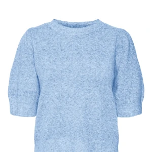 Ljusblå stickad tröja - Säljer en superfin ljusblå stickad tröja. Den har en enkel design med trekvartsärmar och ribbade kanter vid ärmslut och nederkant. Perfekt för både vår och höst när det är lite kyligt ute. Tröjan är i bra skick och redo för en ny ägare! Tröjan är bara använd några få gånger och jag säljer den då den inte används💕