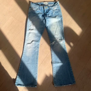 snyggaste jeansen - så snygga lågmidjade bootcut jeans från Abercrombie & Fitch💕står inte storleken i jeansen men skulle säga att det är en xs!!! HAR INTE BILD PÅ DÅ DE ÄR FÖRSMÅ  ge gärna prisförslag!!   midjemått rakt över: 36 cm innerbenslängden : 79 cm