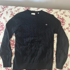 Gant bomullströja, kabelstickad sweatshirt - Ny pris 1400, aldrig använd och skicket/kvaliteten är dunder, storleken är L men den kan även passa folk med M som är långa. Pris kan diskuteras! Kan även bytas ut mot något om du bor i sthlm!