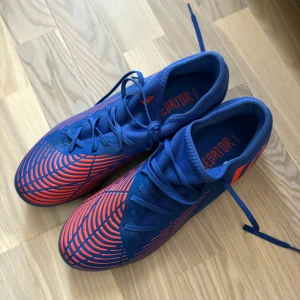 Fotbollsskor - Använda endast en gång, i superfint skick Storlek 44 