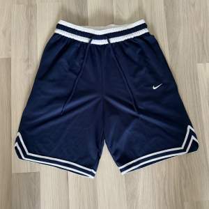 Mörkblå Nike shorts knappt använda 