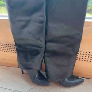 Boots, högklackat  - Storlek 39/40, ganska fint skick men man ser att de är använda lite. Ganska höga. Svarta. Köpare står för frakt!