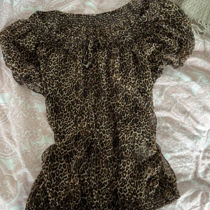 Leopard topp - säljer denna som inte används. ungefär storlek S verkligen as snygg!❤️❤️