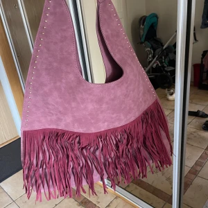 Skolväska USHA Rakata - Köpte från zalando lounge för några månader sen och använt två gg. I helt ny skick, väldigt stor. Man får plats med böcker, dator mm. 