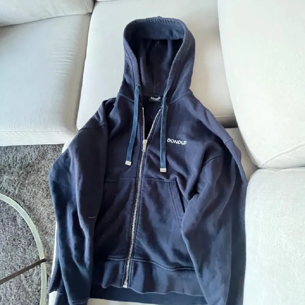 Hej säljer denna skitsnygga Dindup hoodie till ett sjukt bra pris! Hör av dig vid intresse eller andra funderingar!. Jackor.