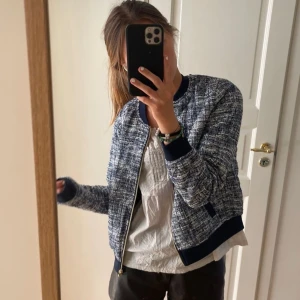 Blå jacka - Säljer denna fina "bomber" liknande jacka💙 knappt använd tyvärr