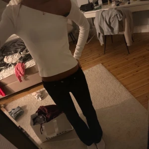 Zara jeans  - Svarta Zara jeans med medelhög midja. Storlek XS/34