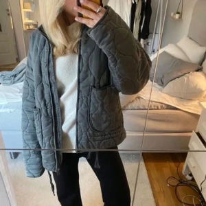 Zara jacka - Säljer min fina zara jacka, den har några få hål där det är ludd (det syns verkligen inte förutom om man skulle kolla på nära håll men absolut inget man tänker på) den är jätte fin och bara att kontakta för fler bilder❤️❤️ nypris 859 l & passar M också