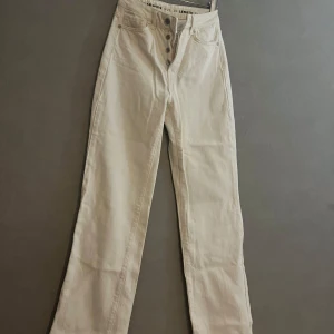 Vita jeans never denim - Säljer ett par näst intill oanvända jeans från never denim i modellen regular wide. Ganska tjockt jeanstyg som känns som det håller bra och inte töjs ut eller slits så lätt. W25 L32. Färgen skulle jag beskriva som crémevit eller off-White.