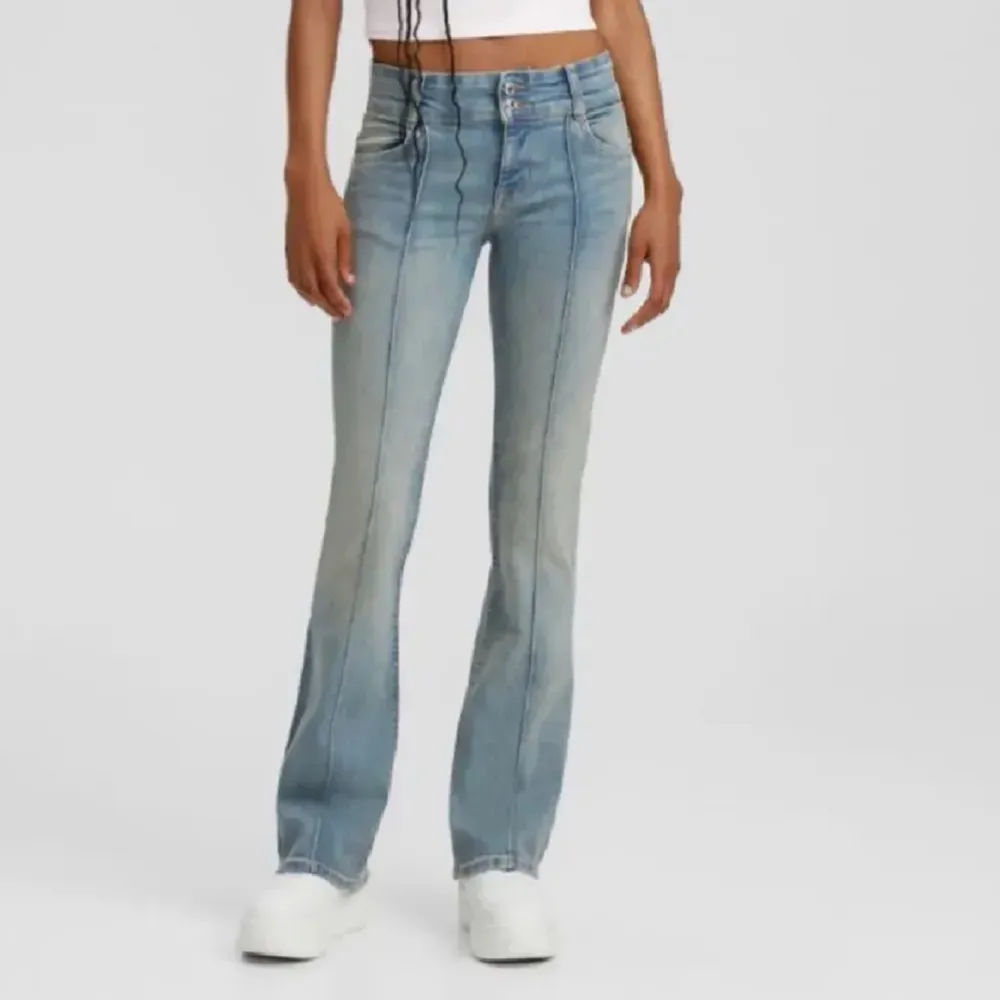 Galet snygga low waisted bootcut jeans inköpta från bershka. Jeansen har som en slags rand längst benen, otroligt fin ljusblå färg med ”vanliga fickor”, vid mer frågor om storleken eller annat så kontakta oss vi svarar snabbt!💕😍. Jeans & Byxor.