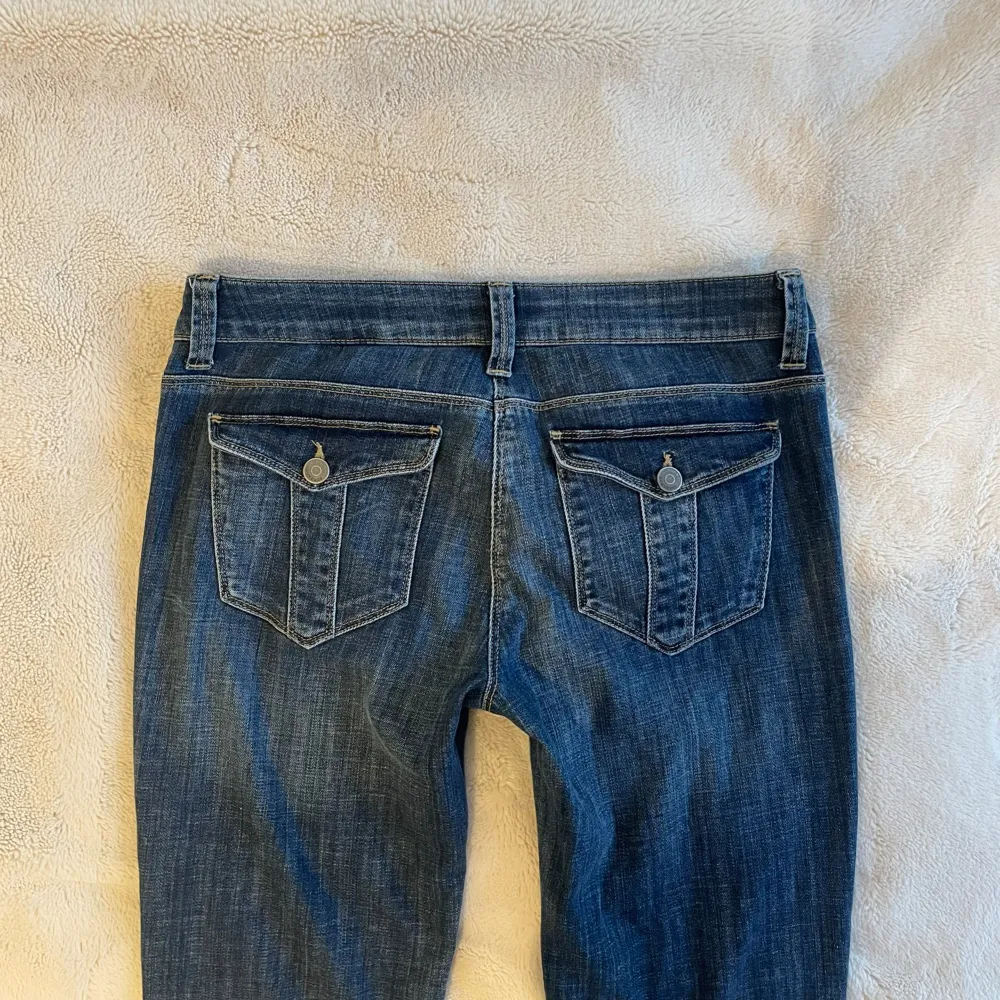 Jeans från burberry, inga slitningar i hälarna Midjemått: 40cm tvärs över Innrbenslängd: 85cm 🫶🫶🫶 . Jeans & Byxor.