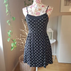 Lätt "bomulls"klänning - Dragkedja i ryggen. Organza-parti framtill. (Hittat ett liiitet halv-hål vid dragkedjan på ryggen, enl bild 5). ~ STOR rensning & klänningsbonanza i min shop ~ Välj 5 för 100kr oavsett pris, skicka medd/lämna som prisförslag (gäller där det står) ~