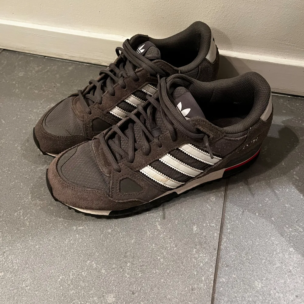 Ett par snygga adidas ZX750 i storlek 42. Skorna är använda men i mycket bra skick. Nypris 1200kr. Skor.