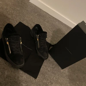 Guiseppe zanotti skor, svarta med guld dragkedja  - Här har vi svarta guiseppe, skicket är 9/10, Skorna haren stilren design med en diskret logga på plösen. Perfekta för en trendig look, hör av er vid funderingar pris kan diskuteras. såklart tvättar vi innan vi skickar dom! NYPRIS:6000kr