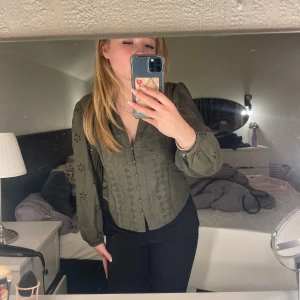 Grön blus från zara - Grön mönstrad blus från zara. Köpt för 399kr men säljer för 200. Använd tre gånger. Vid snabb affär kan priset diskuteras