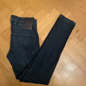 Mörkblå jeans från Replay - Säljer nu dessa replay anbass jeans. skick 7/10 och storleken är 27/30 skriv för frågor eller funderingar 