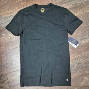Ralph Lauren Polo - En riktigt fet slim fit polo t-shirt. Den är i nyskick och aldrig använd. Den är svart med ett vitt märke. Säljer pågrund av att den var för tight för mig. Storlek S. Skriv för fler bilder 💬🌟