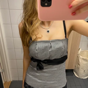 Söt topp - Så fin rutig topp med rosett och spets detaljer❤️