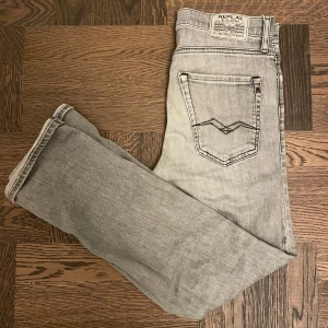 Grå replay jeans - Ett par riktig feta replay jeans som sitter extremt bra som ni kan se på bilderna. Dock så är det ett väldigt litet hål vid högra fickan precis i hörnet, detta är dock väldigt enkelt att laga själv eller bara lämna in till en skräddare. PRISET KAN DISKUTERAS.