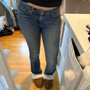 Ljusblå levis jeans  - Snygga lågmidjade Levis jeans, Storlek 28/32.         Mått, innerbensmått 80 cm, midjemått rakt över 38 cm. Hör av er vid frågor eller funderingar💕 