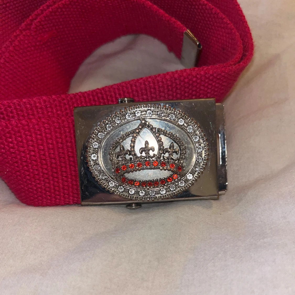 Rosa bälte med glittrigt spänne