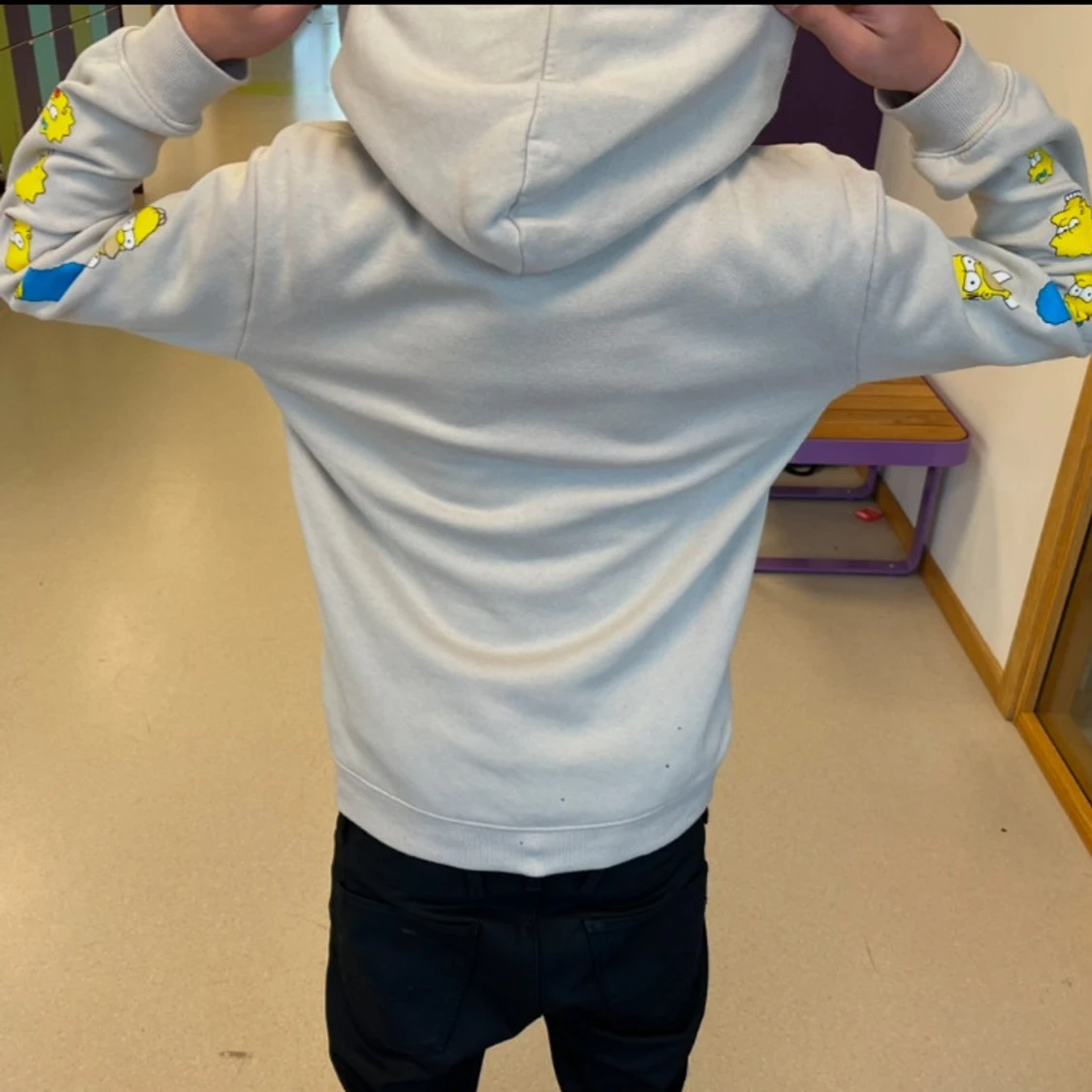 Grå hoodie med Simpsons-motiv - 1