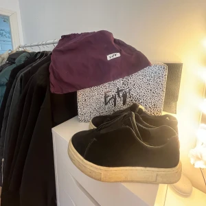 Eytys sneakers - Bra skick, bortsätt från skavanker (se sista bilden).💕kartong & påse tillkommer, original förpackning. Pris kan gå att diskutera vid snabb affär.