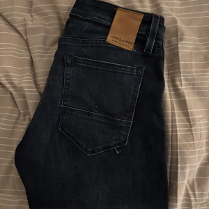 Jack and Jones jeans - Ett par Jack and Jones jeans i slim fit. Storleken är 31W 34L och killen på bilden är 182 cm lång. Dom är nästan helt nya och knappt använda om du har några funderingar så är det bara att höra av dig👍