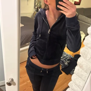 Mörkblå juicy couture set - Säljer ett snyggt mörkblå juicy set i mjukt velourmaterial. Orginalpris 2400. Byxorna är i S och hoodien M. Pris kan diskuteras.